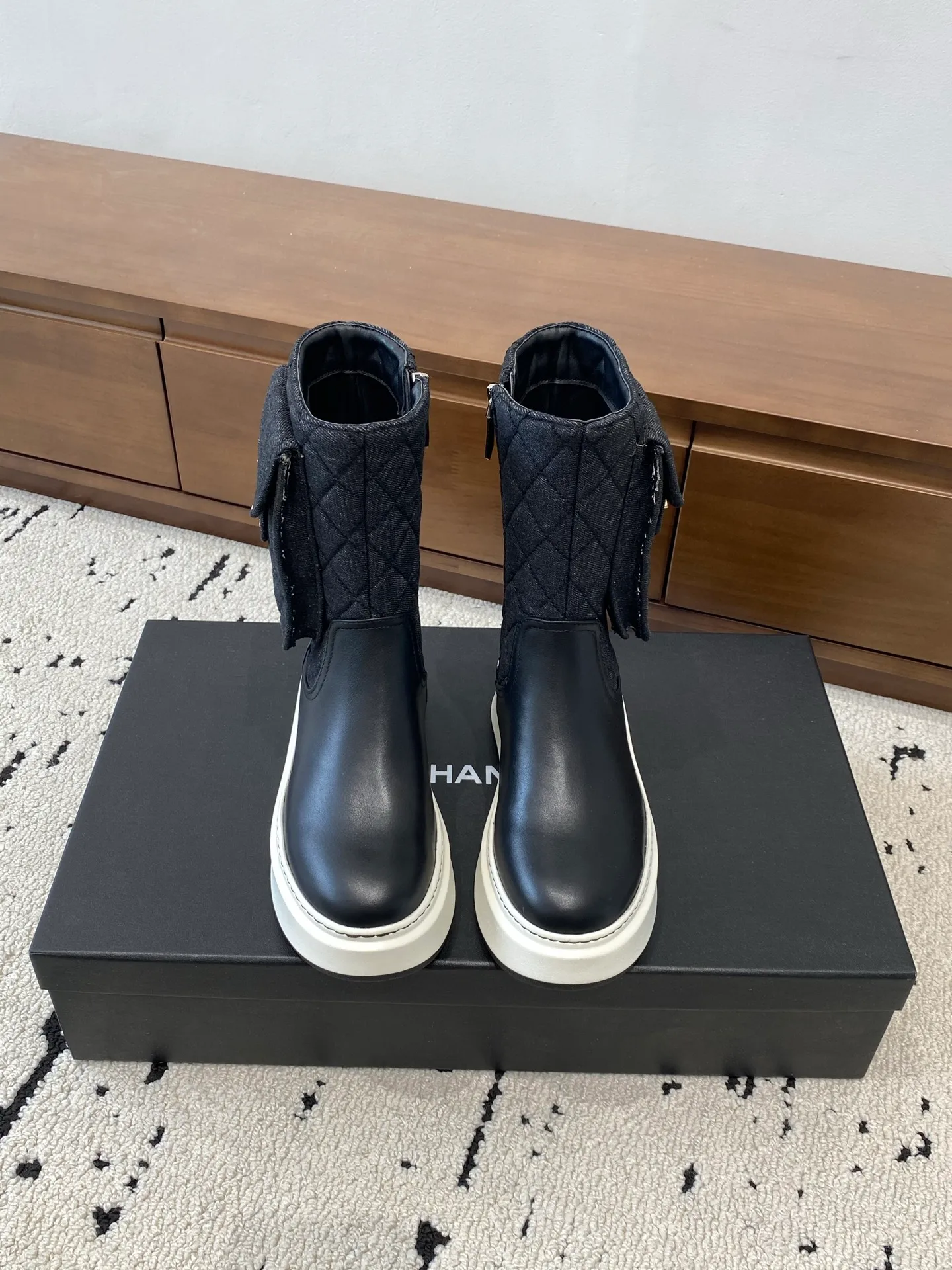 👟👟Ex-factory price 840👟👟 CHANEL 2025s autumn and winter series thick-soled high short boots, high and short are made of imported cowhide respectively, with an additional height of 5cm to show leg length. The boots follow Chanel's classic rhombus pattern, plus a small bag that can be opened to carry small things. Xiao Meimei especially likes it. This is a hot style created by Chanel this autumn and winter. With the traditional inner zipper, it is easy to put on the feet and super comfortable. It is a must-have for this autumn and winter. Upper material: imported cowhide with rhombus microfiber, washed denim ❤︎ Consistently authentic ❤︎ Outsole: original Italian TPU foam outsole Number of yards: 35-40 (40 is custom-made, non-refundable and non-exchangeable) Buy now👉 Buy now👉